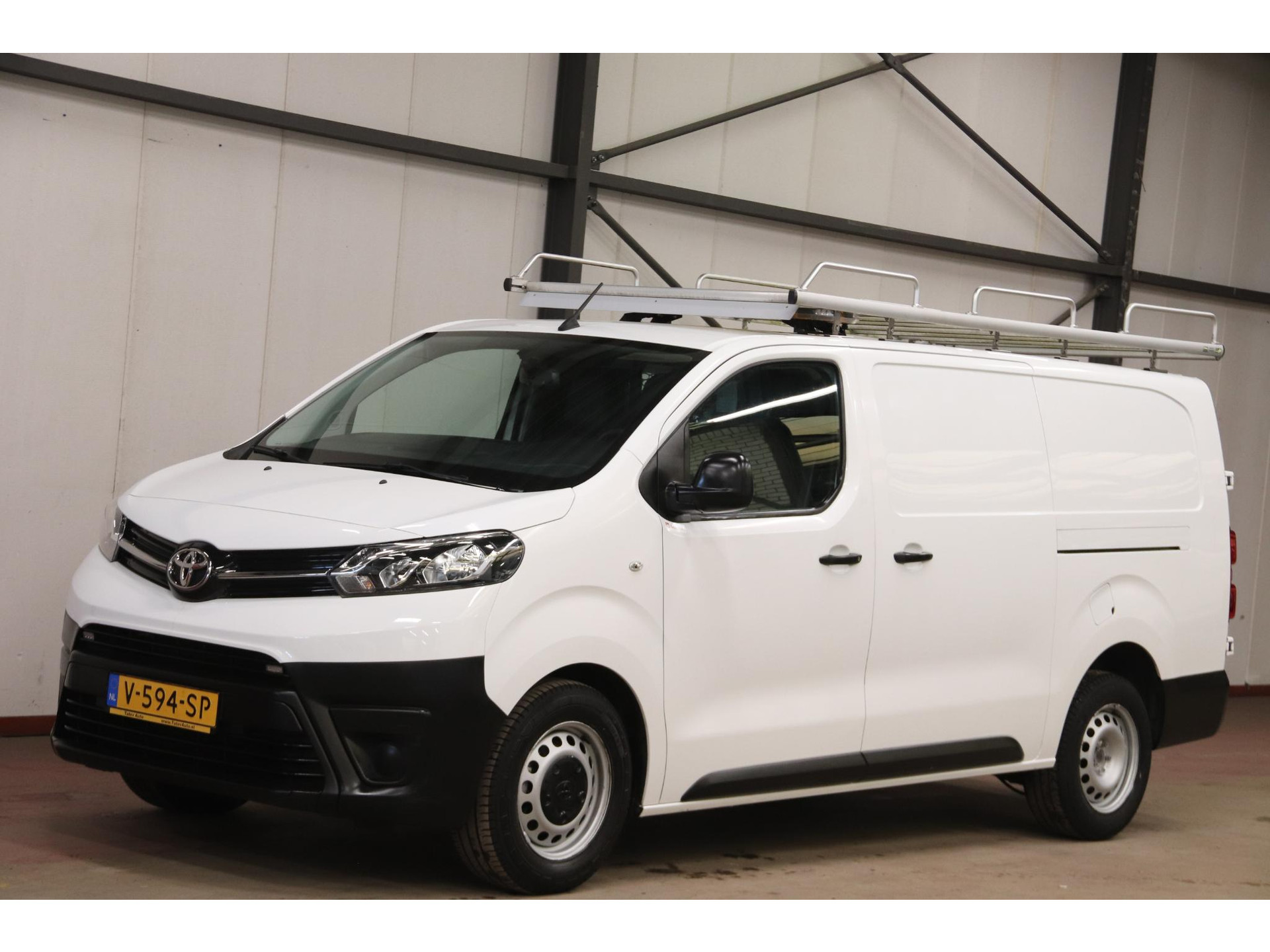 Toyota Proace worker