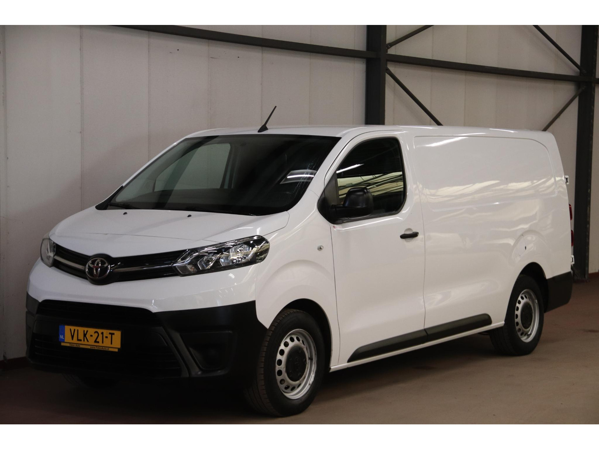 Toyota Proace worker